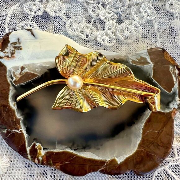 Vintage Midcentury Leaf Brooch with Prong Set Pearl - Picture 1 of 9
